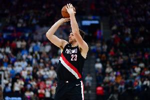 顶住压力！克林根上半场积极性拉满 9分9板2助进账&还进1个三分